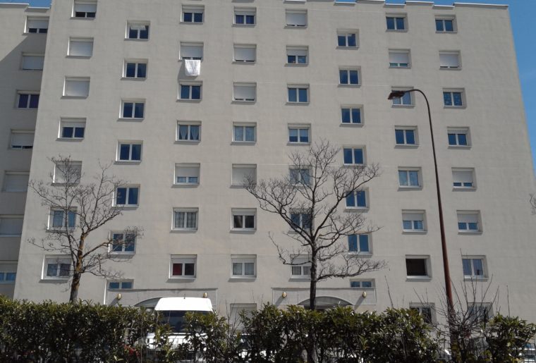 A LOUER FAUX T2 EN ETAGE AVEC ASCENSEUR